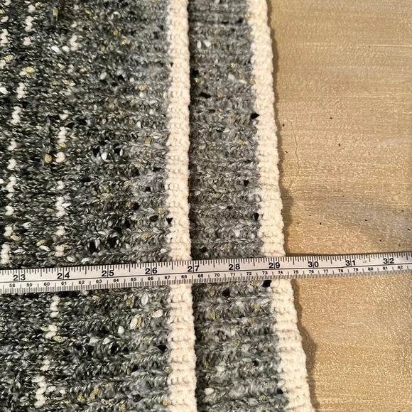 GEEGEE woman’s v-neck, knit sweater.
Size: Medium
back - Picture 8 of 8